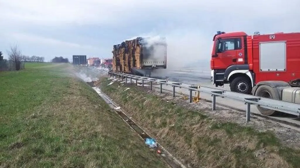 Ciężarówka płonie na A4 