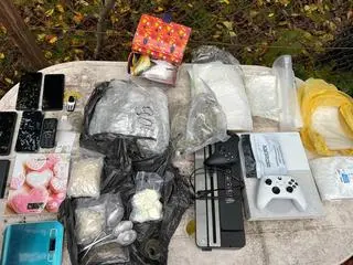 Poszukiwany ukrywał się z żoną i niemowlęciem w altanie