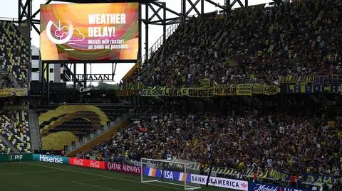 Burza przerwała mecz. Awans Benfiki i Bayernu