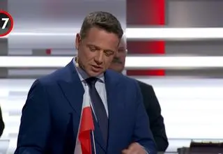Trzaskowski z flagą Nawrockiego. Co się stało, "gdy zgasły światła"