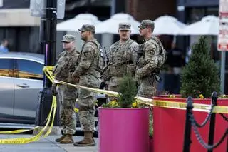 Żołnierze Gwardii Narodowej w Waszyngtonie po tym, jak w pobliżu Białego Domu padły strzały