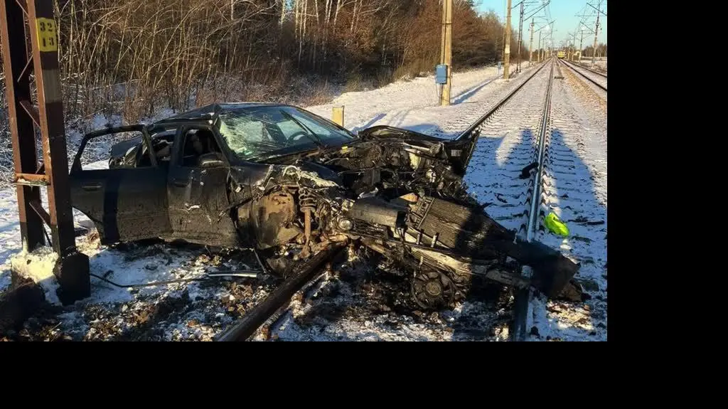 Samochód wjechał pod drezynę