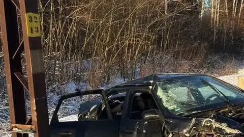 Samochód wjechał pod drezynę