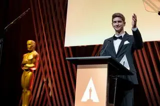 Jan Saczek ze złotą Studencką Nagrodą Akademii Filmowej