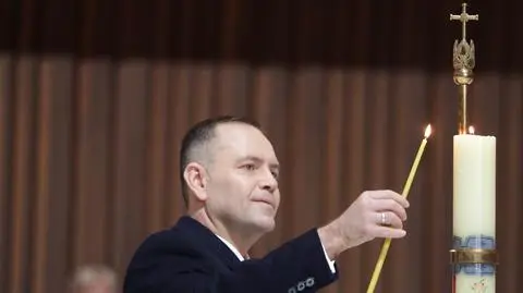 Karol Nawrocki zapalił świecę Niepodległości przed rozpoczęciem mszy w Świątyni Opatrzności Bożej 