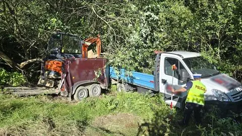 Wjeżdżał minikoparką na przyczepę. Nie żyje