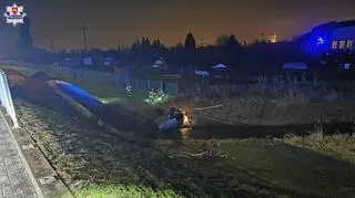 Auto dachowało w wodzie