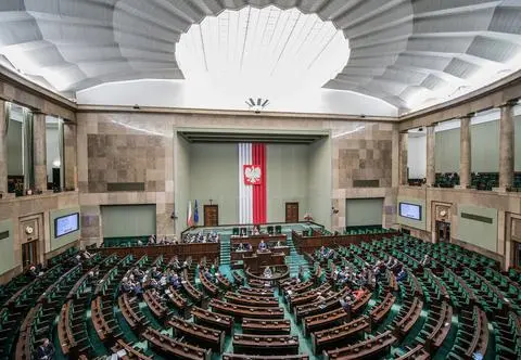 Lider zwiększa przewagę, rośnie poparcie dla partii Brauna. Najnowszy sondaż
