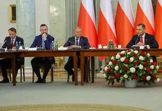"Widać, że iskrzy", ale "dobrze, że obie strony mają swoje kanały" 