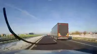 Siła uderzenia uszkodziła wycieraczki w samochodzie osobowym