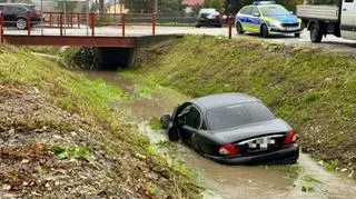 Samochód wjechał do rowu