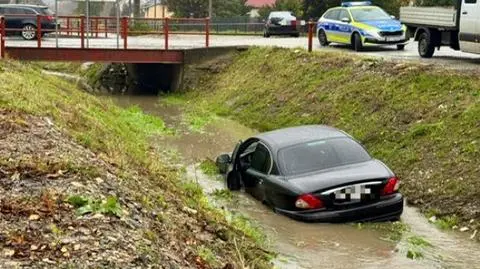 Samochód wjechał do rowu