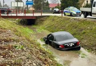 Wjechał do rowu, bo jak powiedział, jechał za szybko. Było coś jeszcze