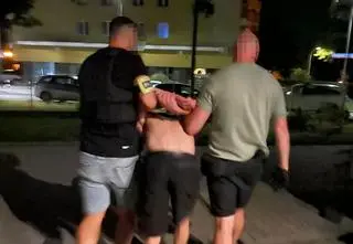 Przed policją ukrył się u znajomych na balkonie, bez koszulki i butów