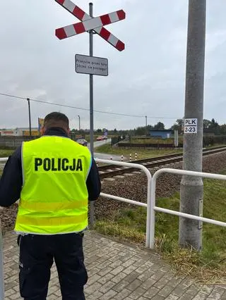 Dziadek z wnuczką potrąceni na torach. Nie żyją