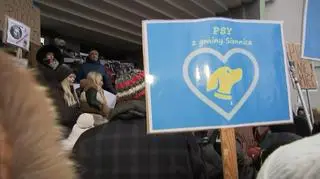 Protest przed urzędem gminy w Sobolewie