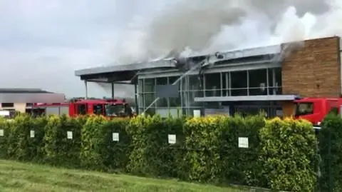 Płonął salon samochodowy. W środku ludzie i auta
