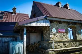 "Stara" Chatka Puchatka, w której przez ponad 30 lat gospodarzył Lutek Pińczuk (zdjęcie archiwalne)