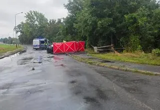 Wypadł z drogi i uderzył w drzewo. Nie żyje