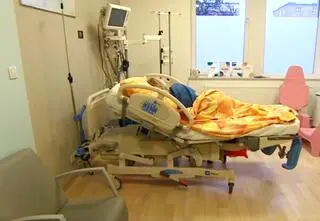 Poród w szpitalu bez porodówki? Prezes NFZ tłumaczy