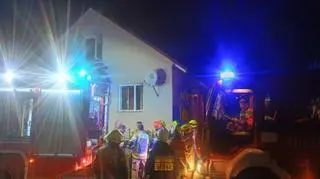 Policjanci z Brzozowa uratowali 63-latka z płonącego domu