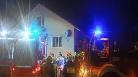 Policjanci z Brzozowa uratowali 63-latka z płonącego domu