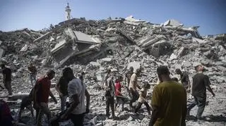 Gruzy wieżowca Al-Ghafari w mieście Gaza