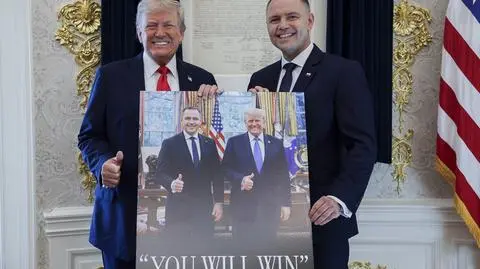 Donald Trump z Karolem Nawrockim i plakatem przedstawiającym zdjęcie z czasów kampanii prezydenckiej w Polsce