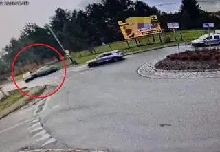 Zepchnął z drogi inny samochód, by uciec przed policją. Nagranie
