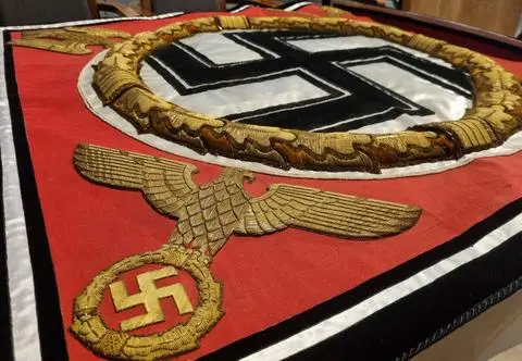 Odkryli osobisty sztandar Adolfa Hitlera. To unikat na skalę światową. I kłopot