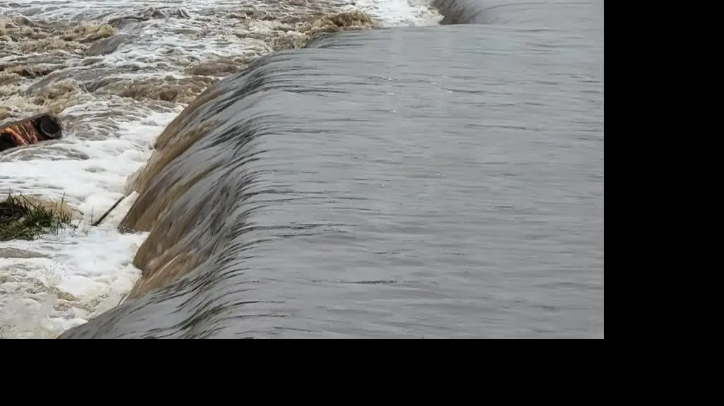 Woda porwała samochód osobowy