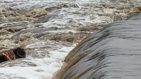 Woda porwała samochód osobowy