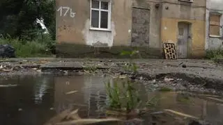 Uszkodzony dach, woda wlewała się do mieszkań. Ewakuowano mieszkańców