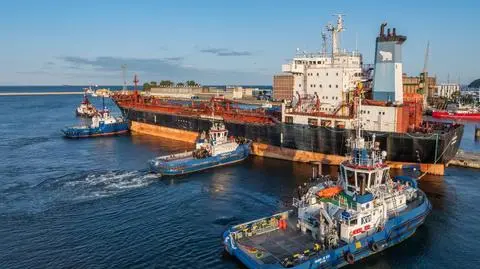 Khatanga opuszcza port w Gdyni