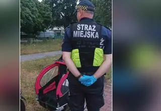 Dzieci w przyczepce rowerowej, ojciec leżał na ścieżce 