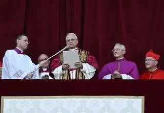 Dlaczego nowy papież przemówił po włosku i hiszpańsku, ale nie po angielsku