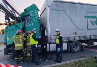 Pijany kierowca tira staranował bramownicę przy centrum handlowym