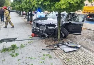Pijany wjechał autem prosto w budynek urzędu miasta