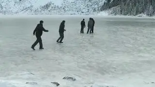Turyści na zamarzniętym Morskim Oku. "Wchodzi jeden, drugi, a potem idzie cały tysiąc"
