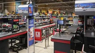 Sztuczka z butelką. Jest mocna reakcja sieci