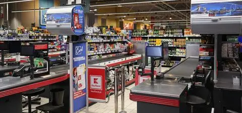 Sztuczka z butelką. Jest mocna reakcja sieci