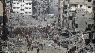 Życie wraca do miasta Gaza