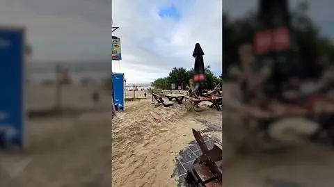 Wiatr zasypał bar na plaży w Jantarze