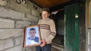 Ojciec zmarłego Grzegorza z portretem syna