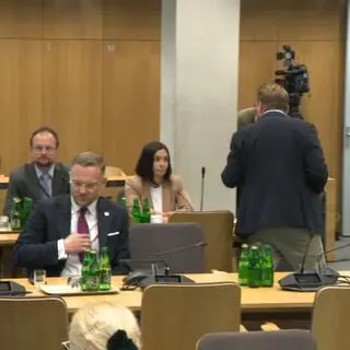 Ozdoba wyrzucony z komisji 