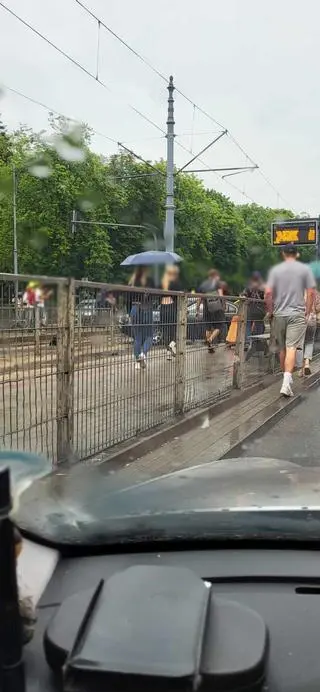 Kierowca wpadł w poślizg i wjechał na torowisko przy przystanku