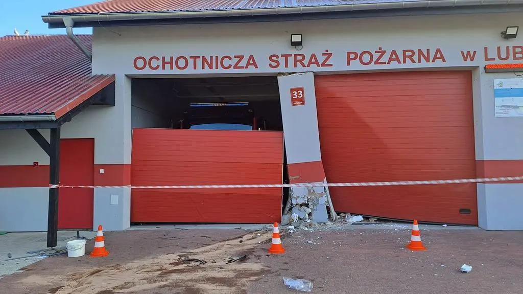 Samochód wjechał w remizę strażacką. Lubczyna