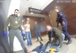 66-latek stracił przytomność na lotnisku. Nagranie z akcji ratunkowej