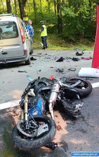Motocyklista zginął po zderzeniu z osobówką