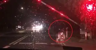 Rowerzysta przejechał na czerwonym świetle przez przejazd kolejowy